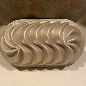 NEW William Sonoma Nordic Ware Cast Aluminum Heritage